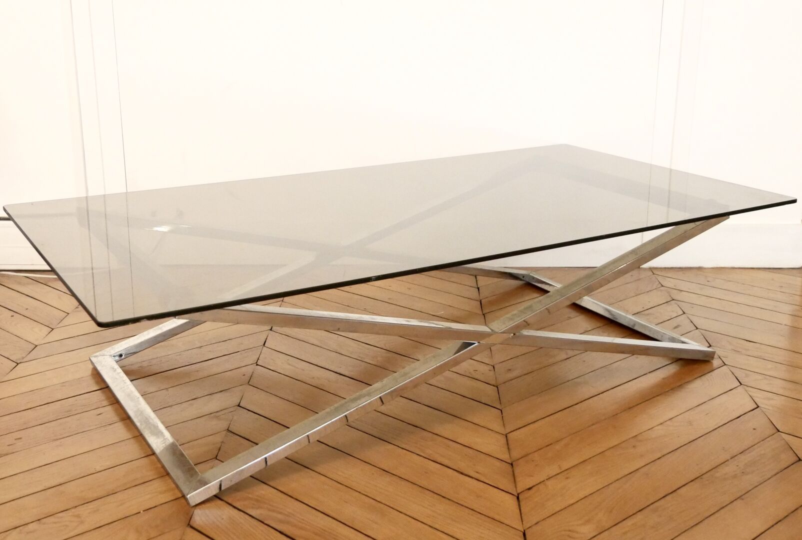 Null 20世纪

矮桌，镀铬金属X形底座，棕色烟熏玻璃长方形桌面

尺寸：32 x 129,8 x 68 cm. 12,6 x 51,1 x 26,77 i&hellip;
