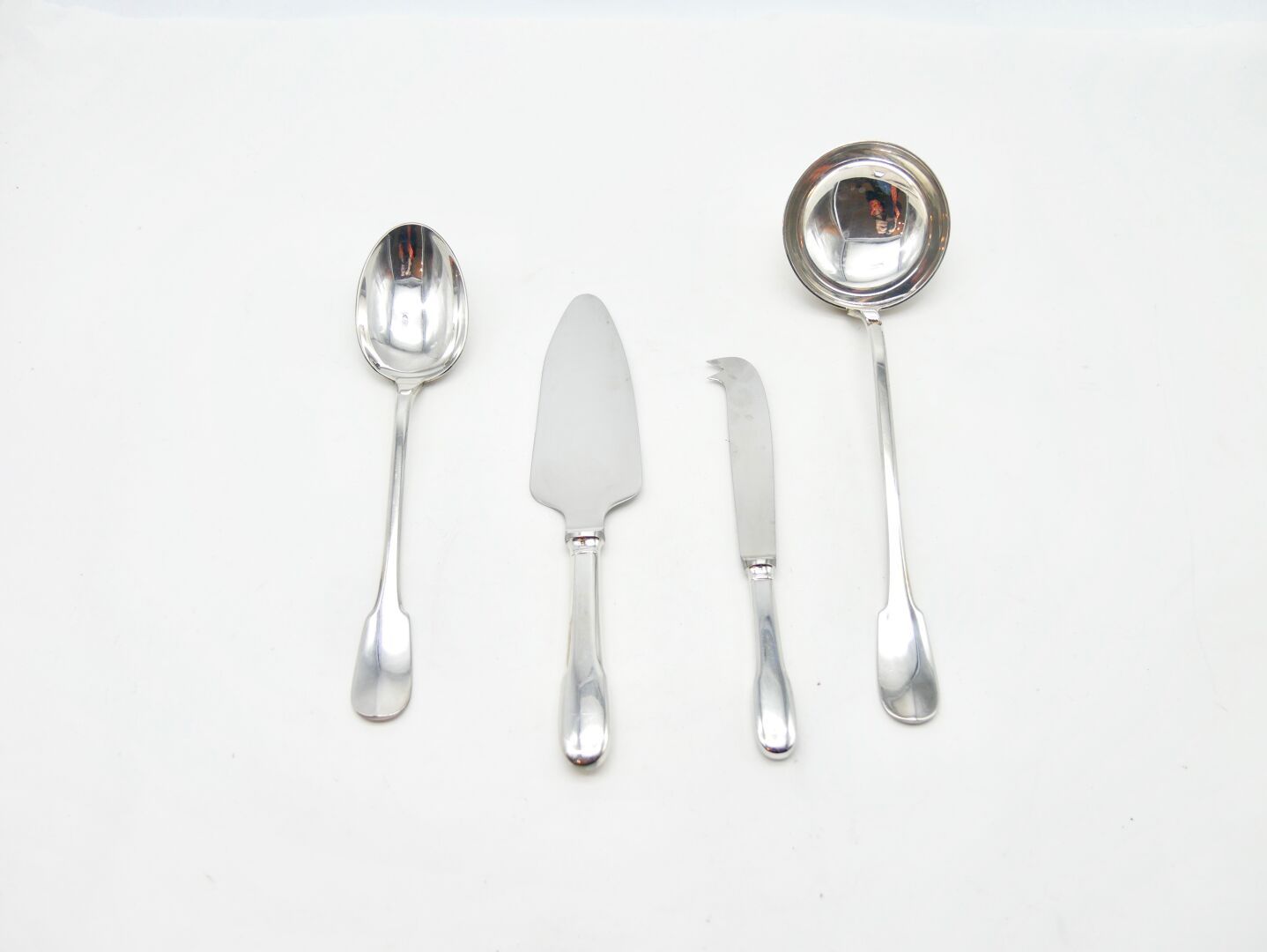 Null 姬斯多福（CHRISTOFLE）

克鲁尼模式

镀银餐具套装，包括一个勺子，一把奶酪刀，一个馅饼架和一个服务勺子

勺子的长度：28.5厘米。11.&hellip;