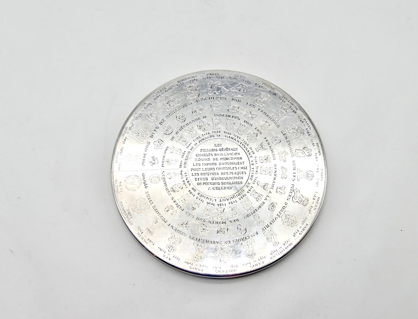 Null 姬斯多福（CHRISTOFLE）

用镀银金属制成的一般农民的拳头的盘子被用作咖啡壶下。

原装盒

直径：20厘米，8英寸。



氧化，划痕，使用&hellip;