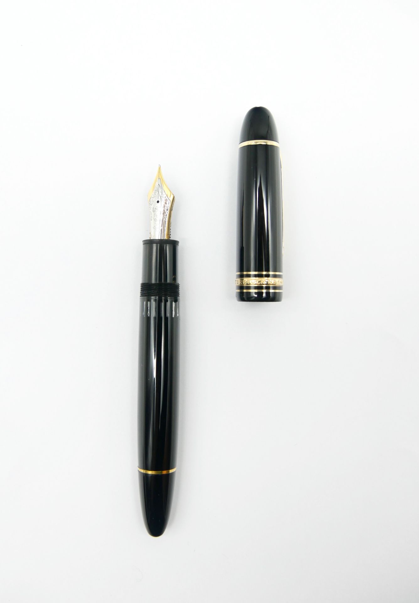 Null MONTBLANC 

Meisterstück 

Black resin and gold metal fountain pen, gold ni&hellip;