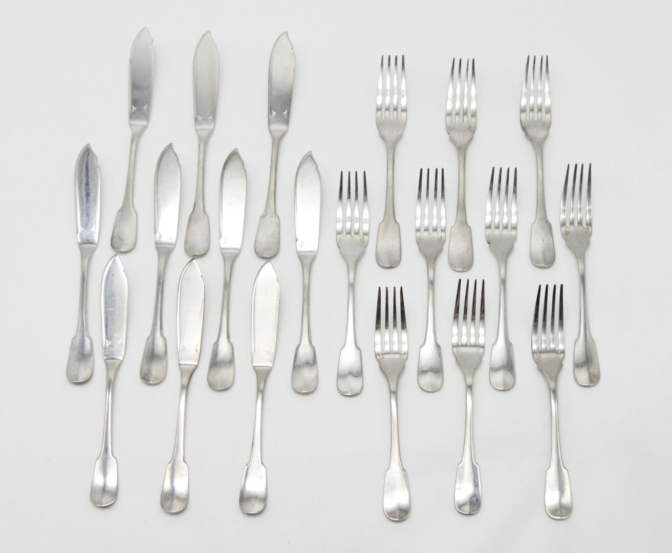 Null 姬斯多福（CHRISTOFLE）

克鲁尼模式

镀银鱼餐具套装包括10把刀和10把叉子

一把刀的长度：19.5厘米。

叉子的长度：18厘米，7英&hellip;