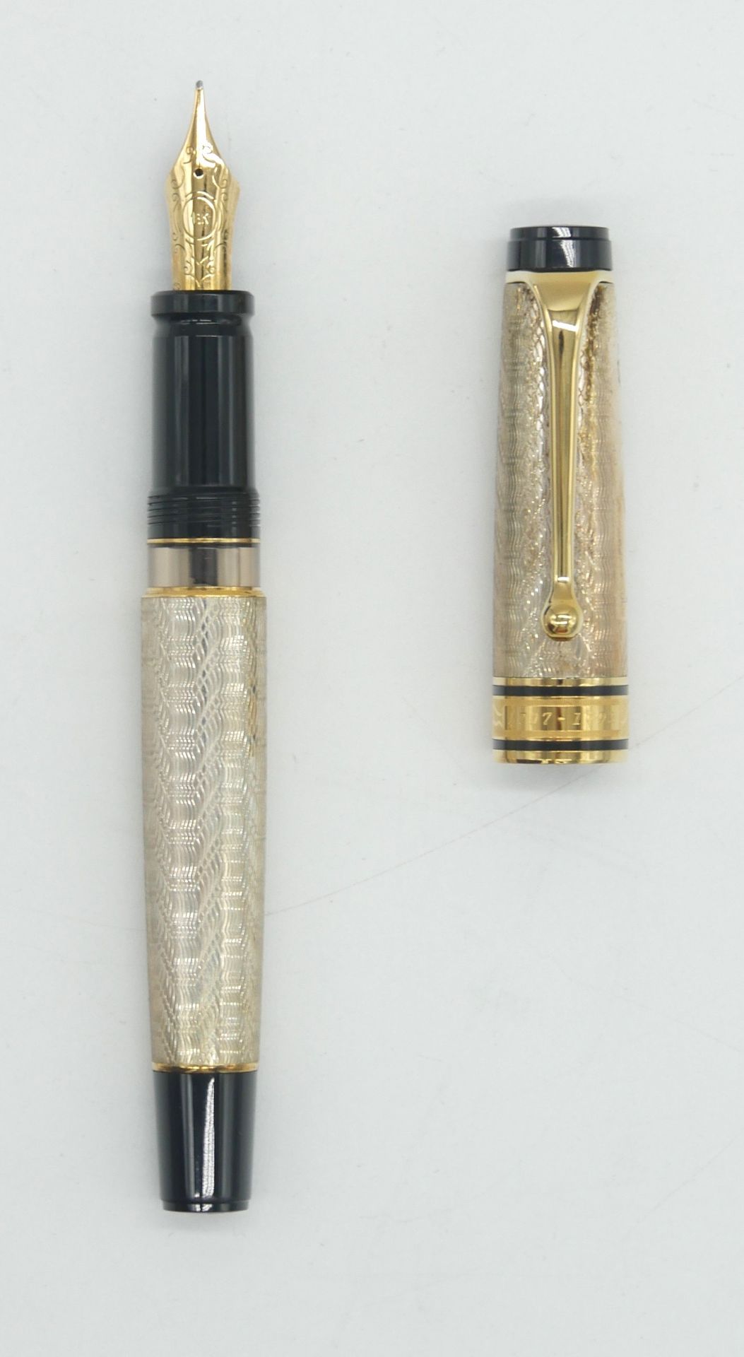 Null 傲罗拉

剧院

钢笔，银色925/1000，镀金金属和黑色漆面，金色750/1000B笔尖，活塞系统

戒指上刻有1707-1793，并刻有面具的图&hellip;