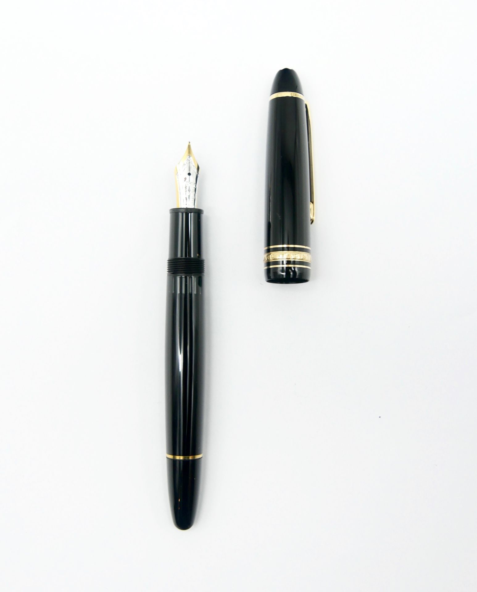 Null MONTBLANC 

Meisterstück 

Black resin and gold metal fountain pen, gold ni&hellip;