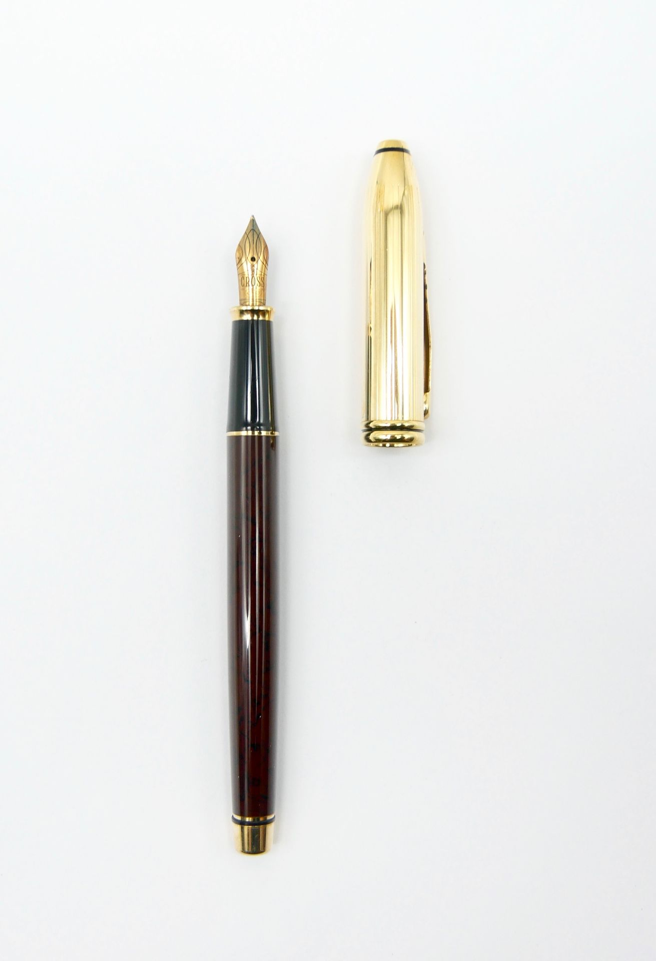 Null 横向

汤森

钢笔，镀金和漆面仿红硬石，中号金笔尖，750/1000

刻有十字架的美国

毛重：35.6克。

L. : 15 cm. 6 in.&hellip;