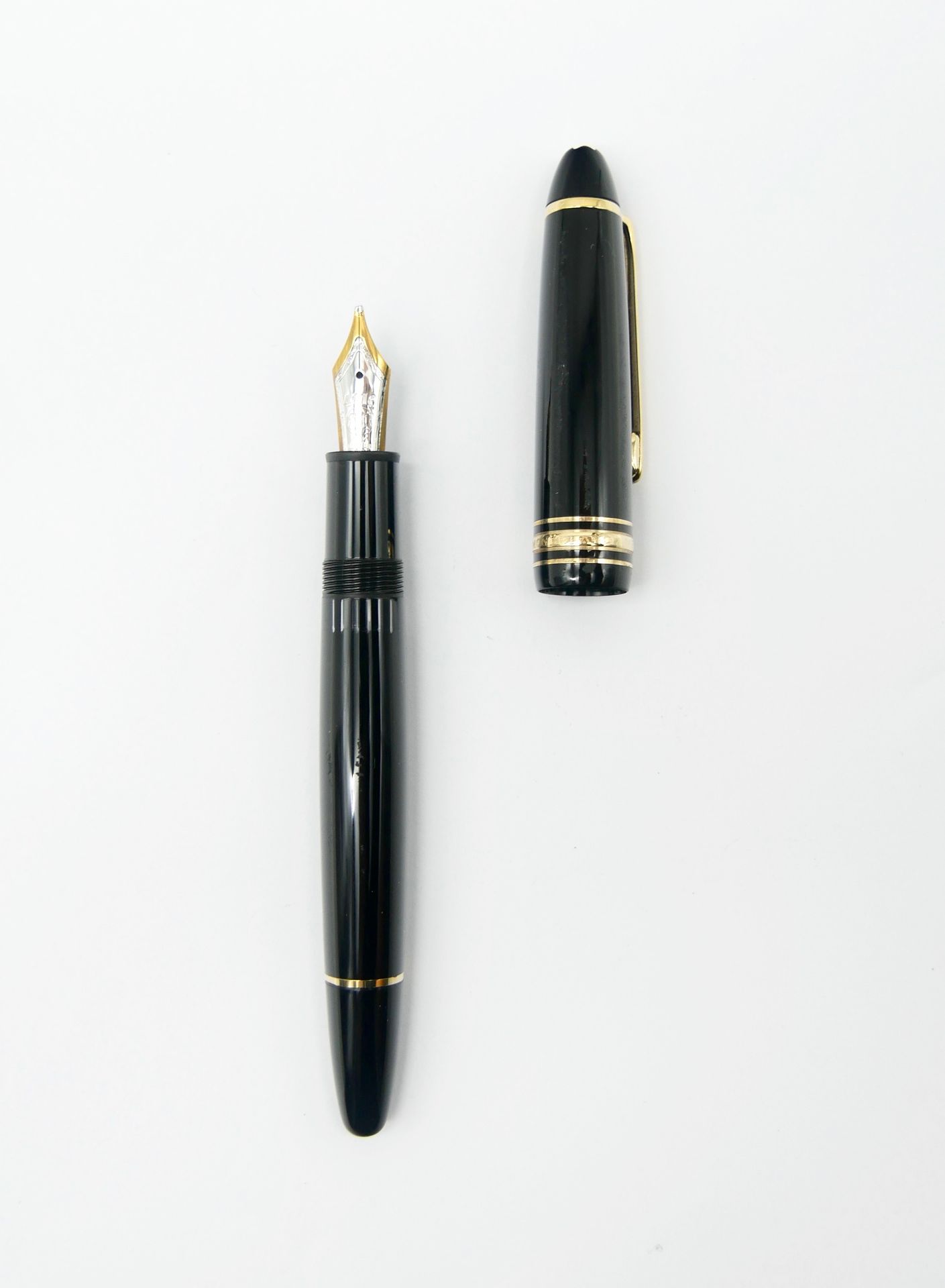 Null MONTBLANC 

Meisterstück 

Black resin and gold metal fountain pen, gold ni&hellip;