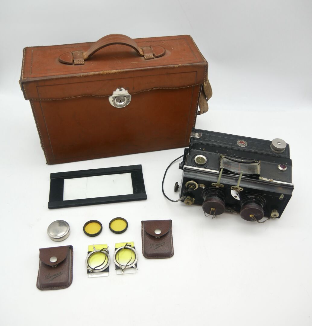 Null 20世纪
一套两台杂牌相机，包括: 
- Francia Mackenstein立体相机（"Suffize & Molitor Sumo - Pari&hellip;