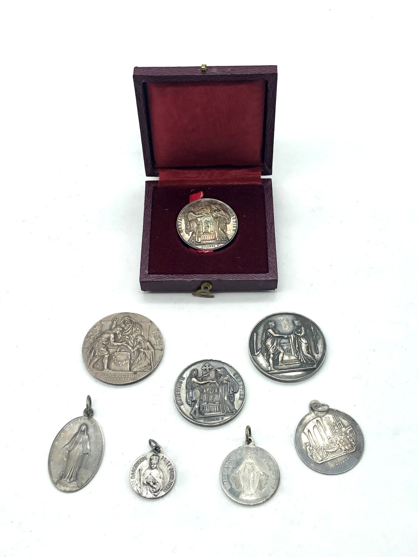 Null XIXe SIECLE
Ensemble de 5 médailles religieuses en argent comprenant : 
- M&hellip;