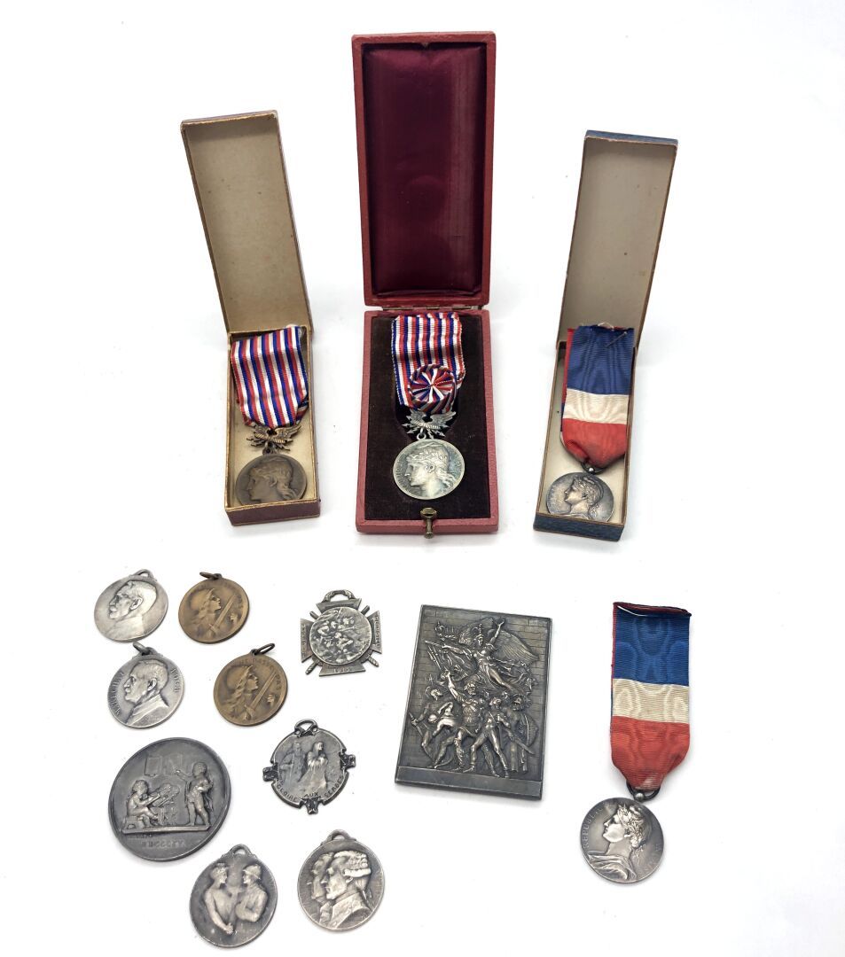 Null XXe SIECLE 
Ensemble de 14 médailles et plaque en métal, bronze et argent c&hellip;