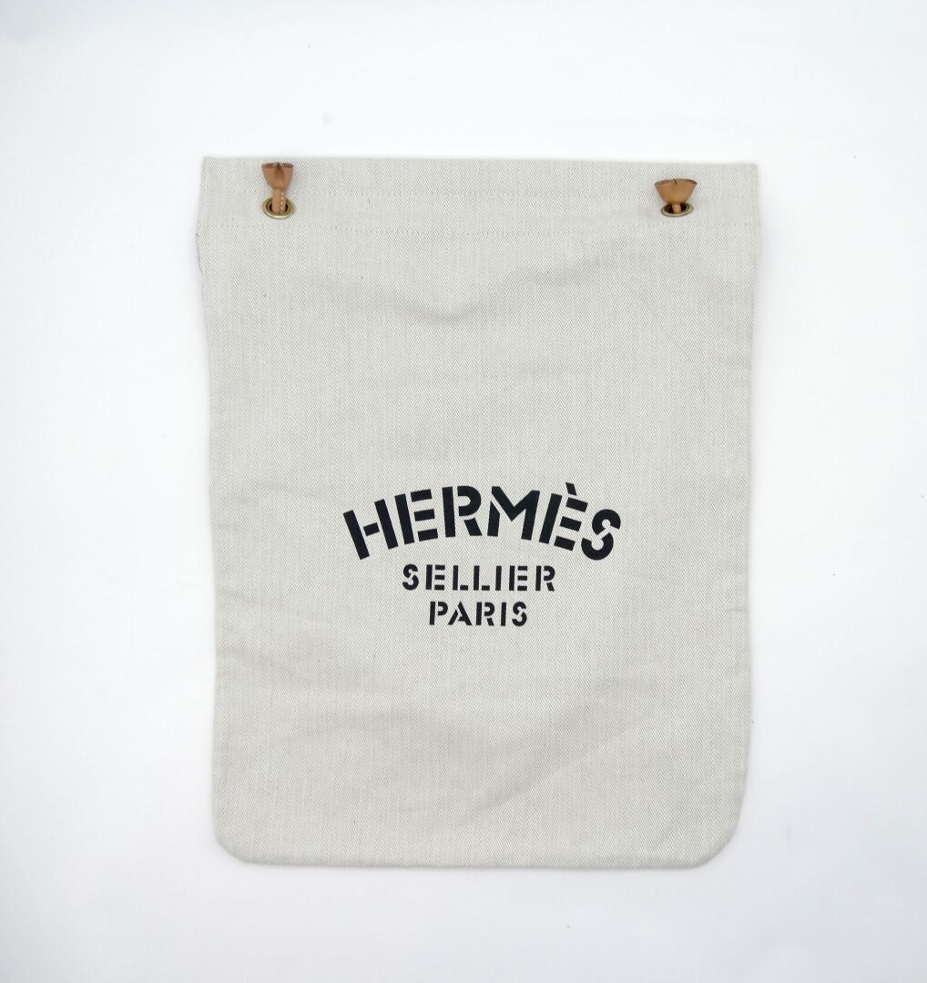 Null 赫玛斯 
Aline人字形帆布单肩包，皮革手柄。前面有印刷。Hermes Sellier Paris 
来自工作人员的销售 
尺寸：46 x 34厘米&hellip;