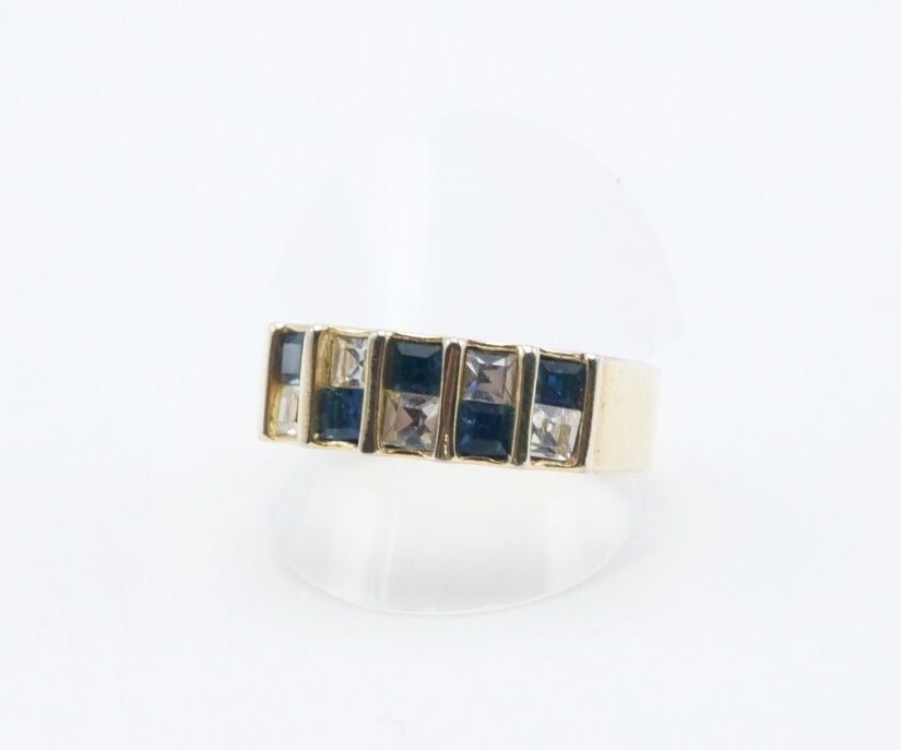 Null 20世纪 
镶有10颗白色和蓝色宝石的鎏金金属戒指 
手指大小：61 
带子上有划痕，使用状况