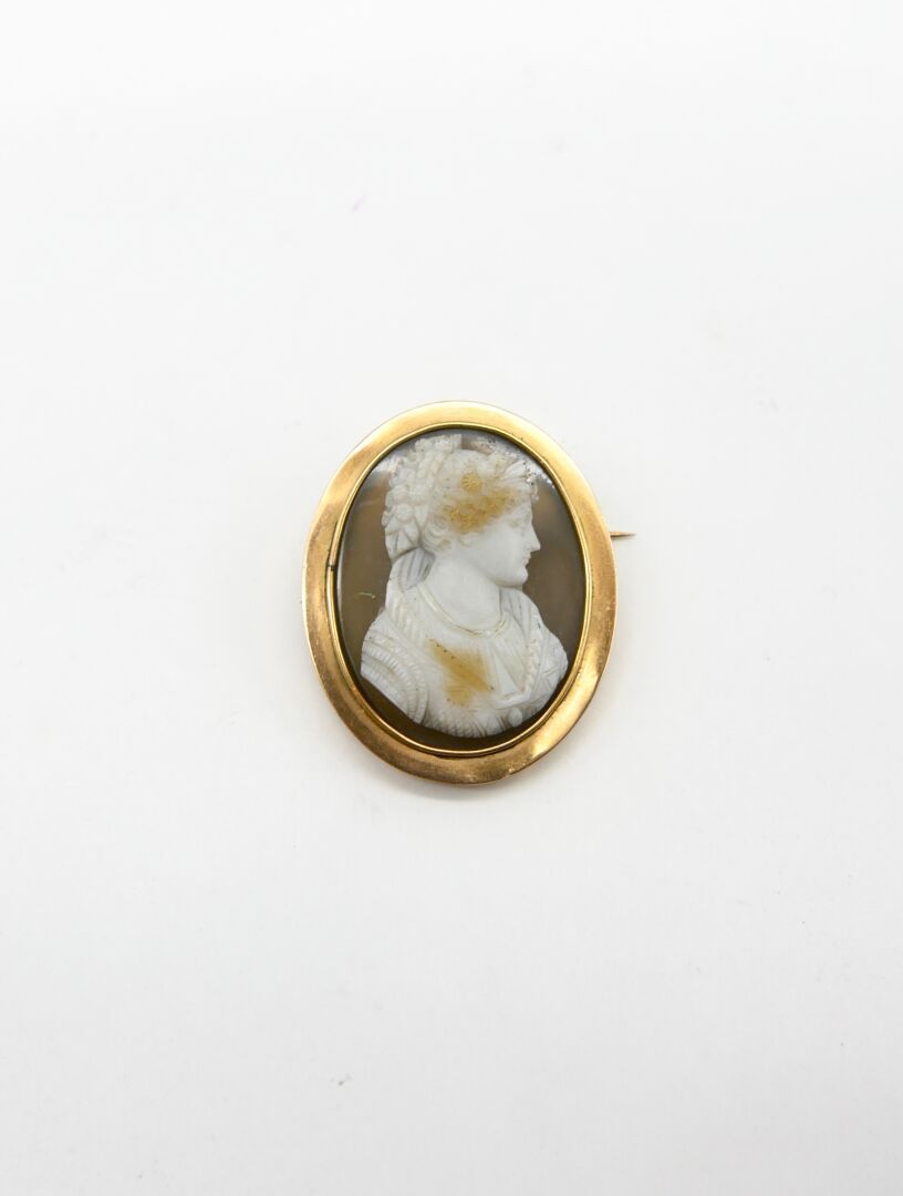 Null 法国 - 1838-1919 
椭圆形复合材料浮雕，代表一个年轻女性的半身像，以750/1000e的黄金镶嵌在胸针上，可以形成一个吊坠 
标有马头的标&hellip;