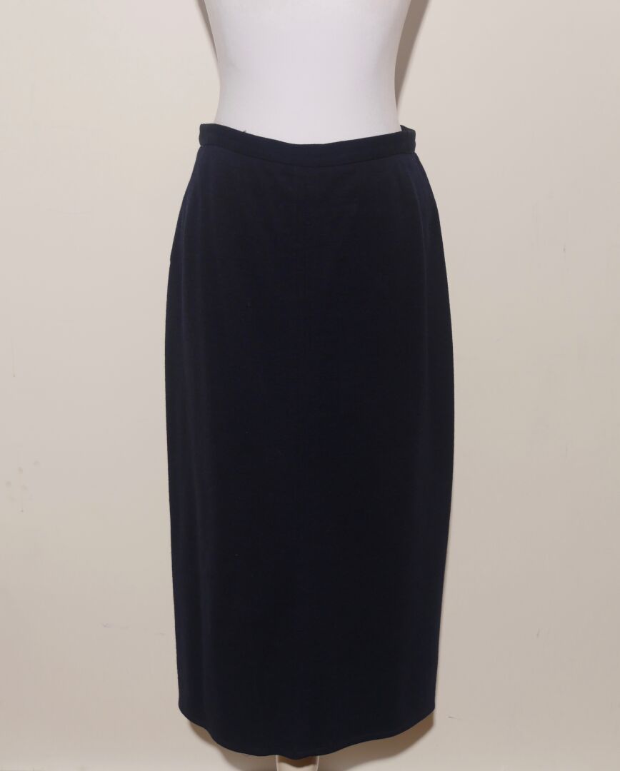 Null 索尼娅-莱基尔 巴黎 
深蓝色羊毛铅笔裙，背后有拉链和纽扣封口 
尺寸应该是38 
L. : 79 cm.31英寸。 

使用状况
