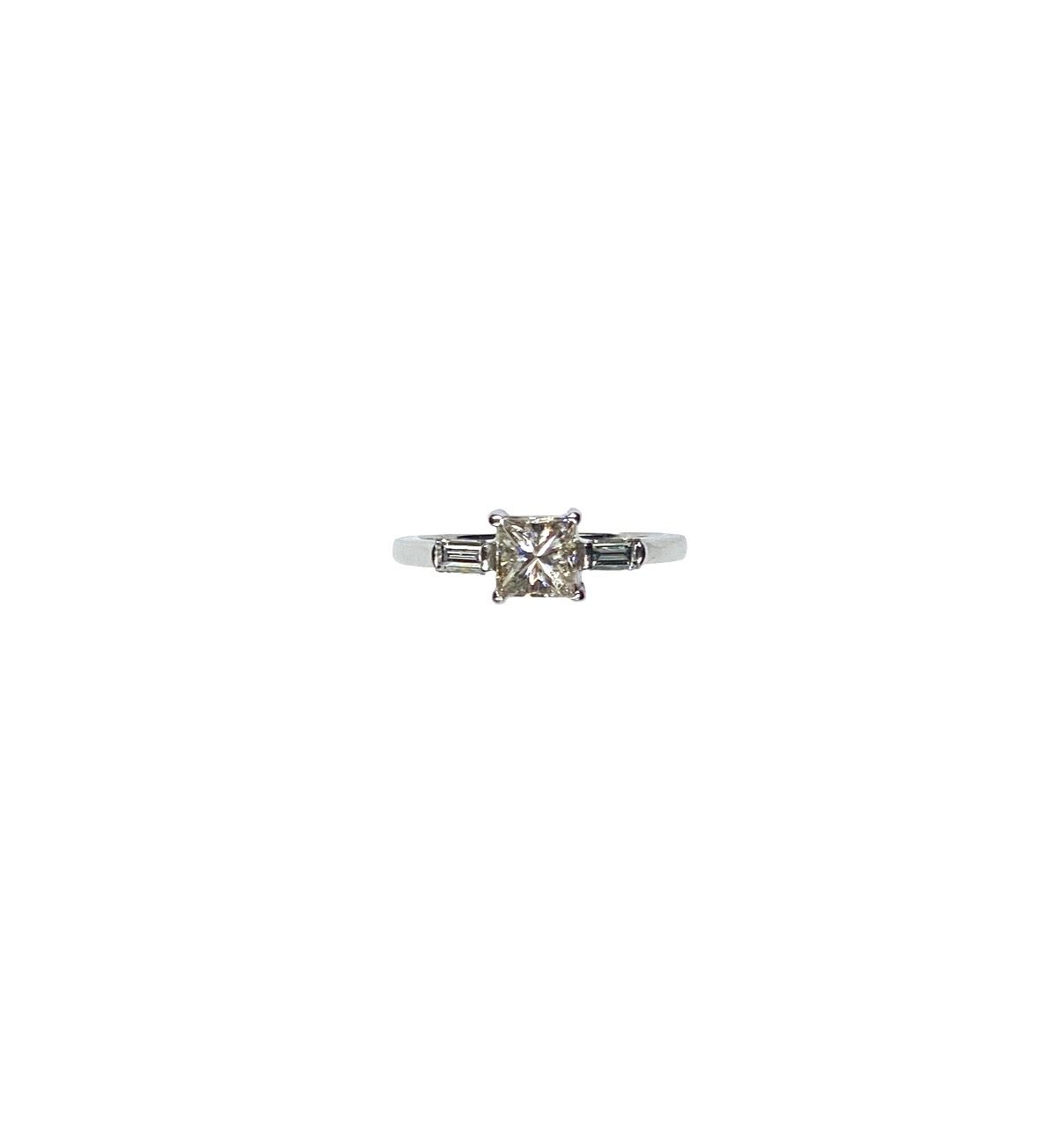 Null 法国 - 现代作品 
镀铑金戒指，以一颗重约0.6克拉的方形现代切割钻石为中心，配以两颗长方形钻石 
毛重：2.5克。 
手指大小：49。 

中央钻&hellip;