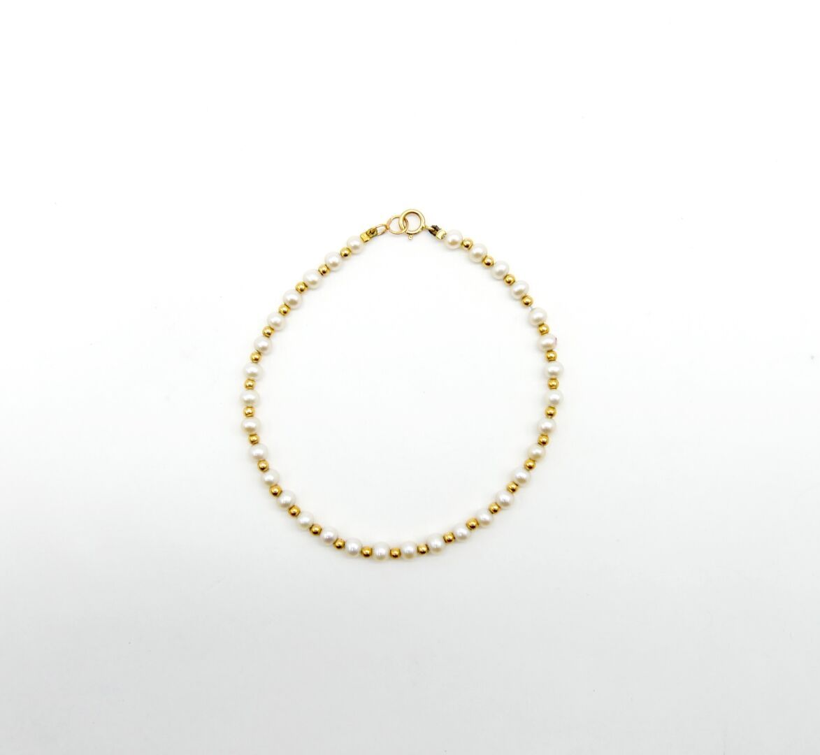 Null FRANCE - 20th century 
Gold bracelet 750/1000e formed of alternating pearls&hellip;