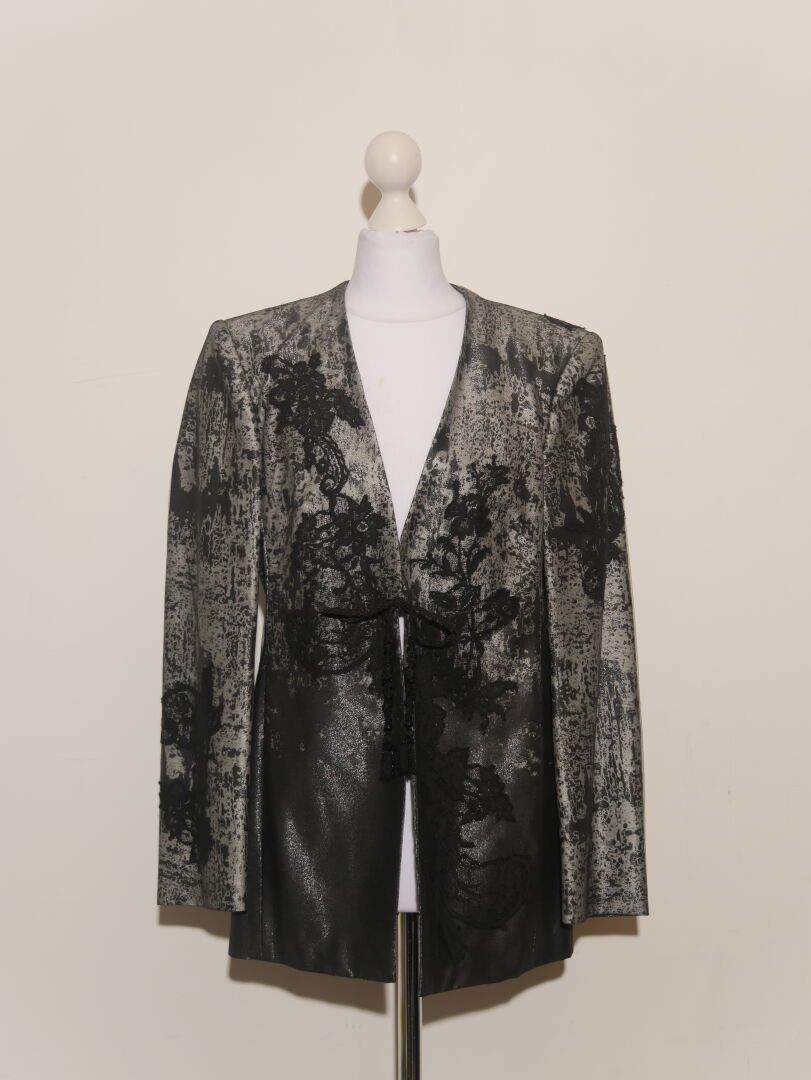 Null 克里斯蒂安-拉克鲁瓦（Christian LACROIX） 巴黎 
银灰色织物外套，内衬黑色薄纱，绣有花朵，用黑色绳索固定，末端是一个绒球。 
尺寸应&hellip;