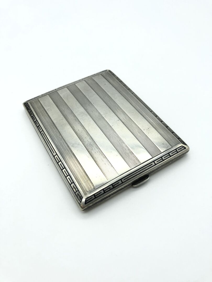 Null 艺术装饰 
银色800/1000e玑镂装饰的烟盒，边缘涂有黑色珐琅。 
印记的痕迹 
毛重：146.5克。 
尺寸：10 x 8厘米。 

氧化、划痕&hellip;