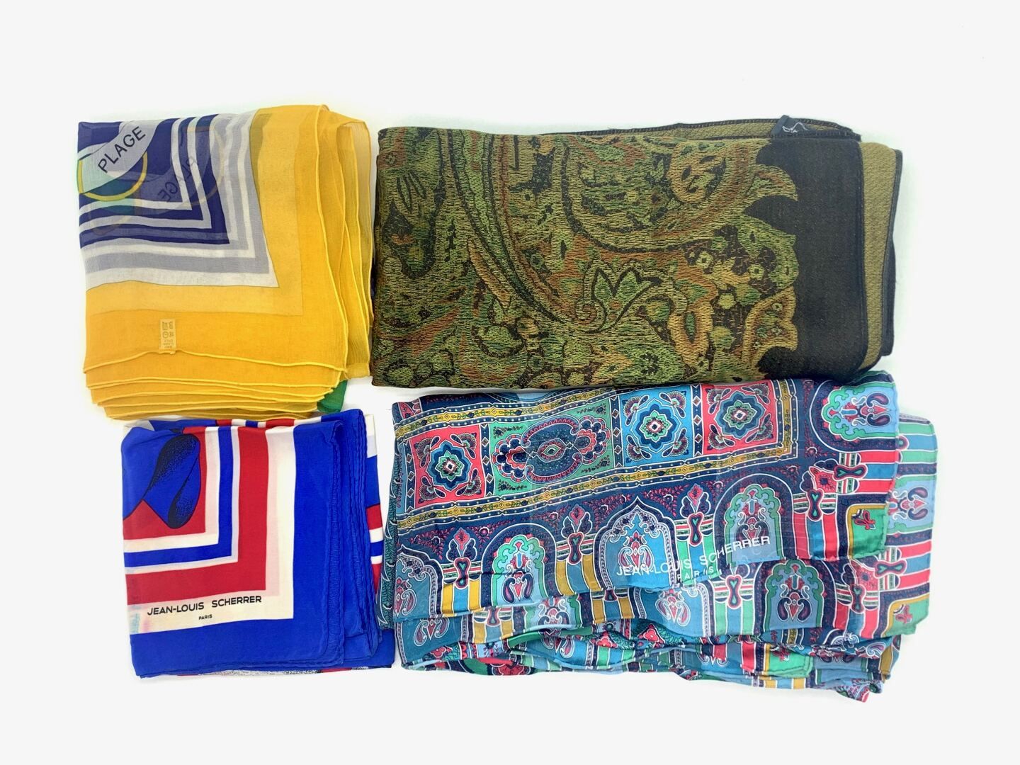 Null Jean Louis SCHERRER
Set di 4 sciarpe in seta o lana, disegni diversi 
L. De&hellip;