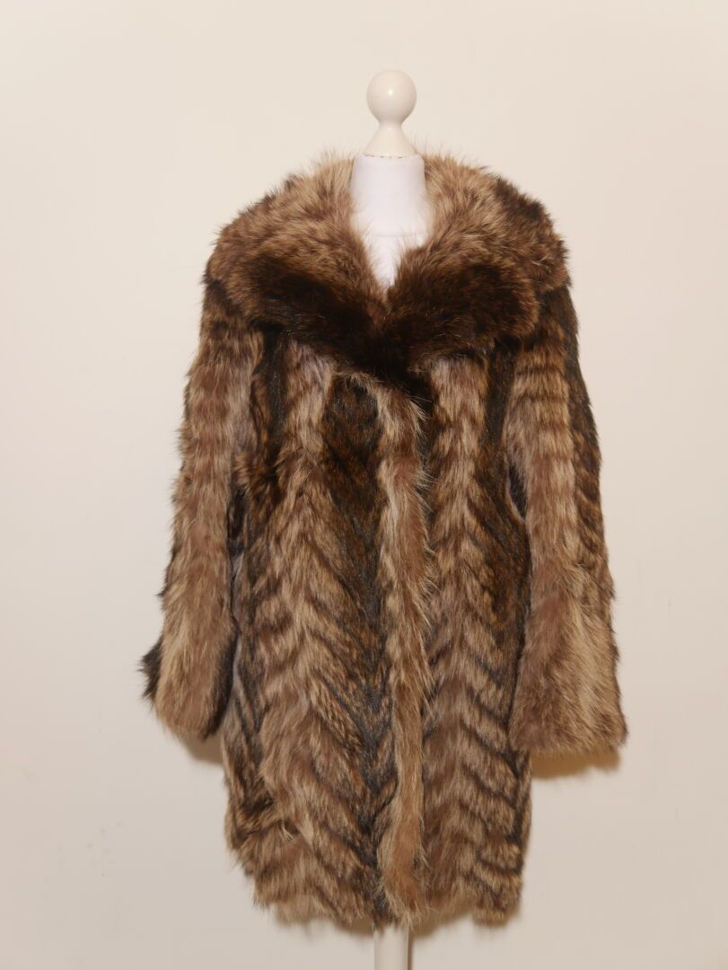 Null FRANCIA - 20° secolo 
Cappotto corto in marmotta con ampio colletto dentell&hellip;