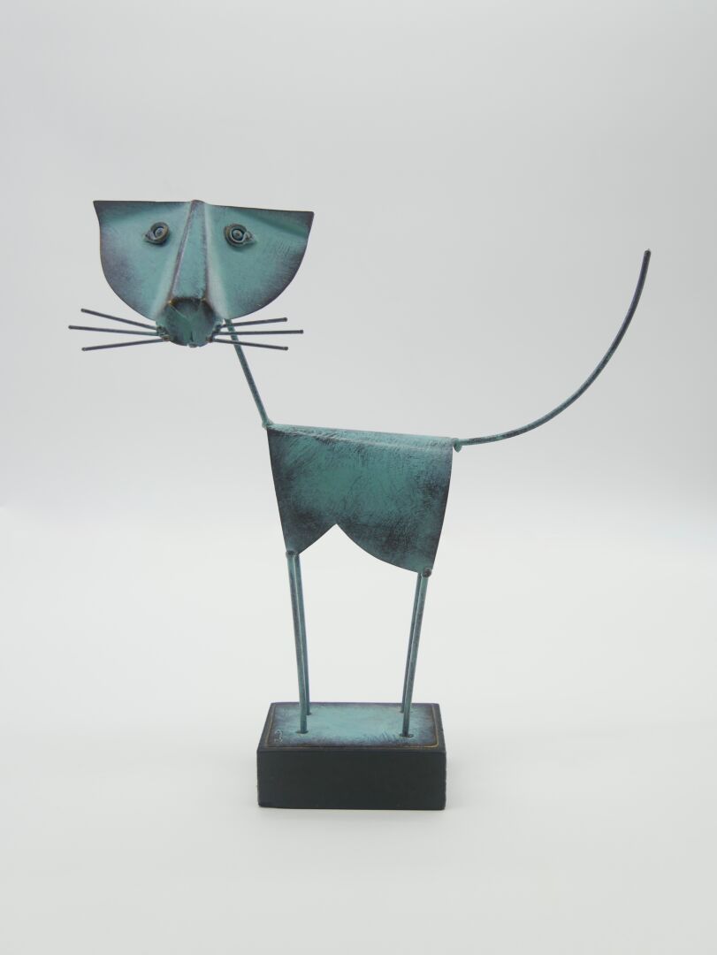 Null JARCZ - XXe siècle 
Sculpture chat en métal sur socle de bois 
Signée sur l&hellip;