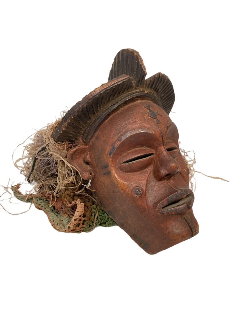 Null 安戈拉
Tshokwe面具
用植物网制成的面具和头巾
带有红褐色铜锈的木材，颜料，纤维
H.23 cm. 9 in.