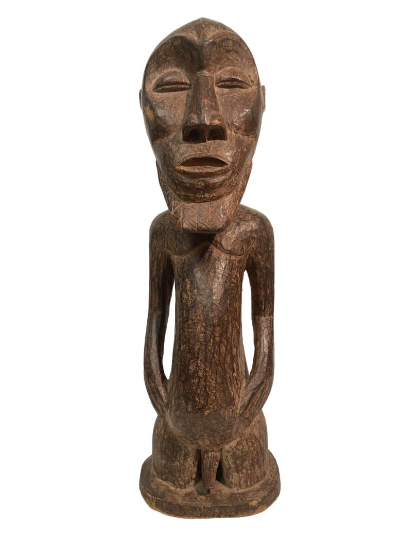 Null 刚果民主共和国
赫姆巴型雕像 
脚踏实地的男性形象
木质，有黑褐色铜锈
H.55厘米。21.65英寸
