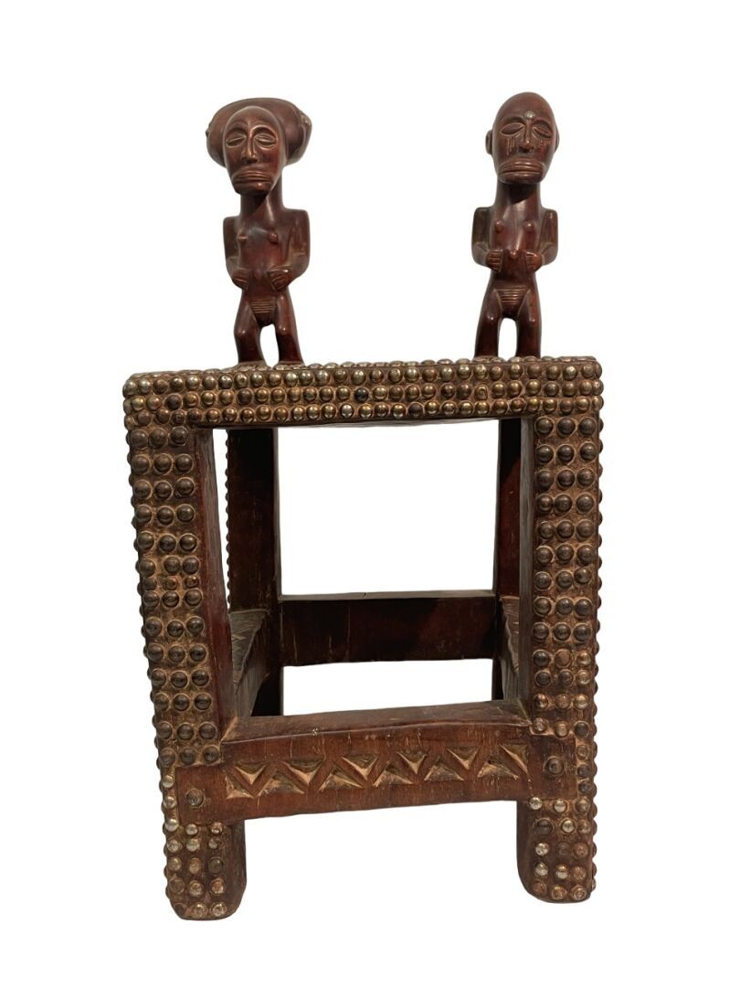 Null ANGOLA 
Stuhl im Stil der Tshokwe.
Monoxyl, die Rückenlehne ohne Querstrebe&hellip;