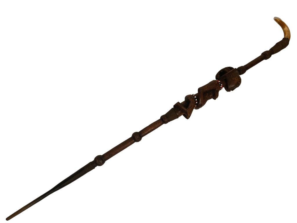 Null 刚果民主共和国 
库巴型手杖
木质，有棕色铜锈，金属，珠子，爪子上有女性形象的装饰，柄部由爪子制成
长：106厘米。41.75英寸。