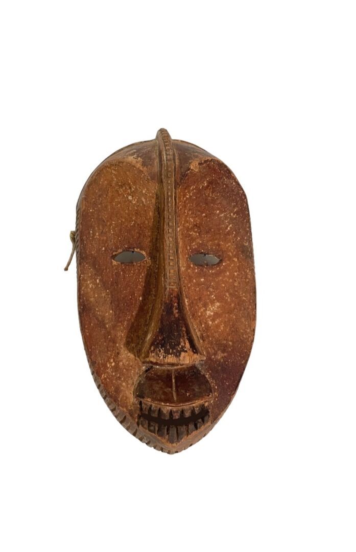 Null AFRICA 
Maschera di tipo africano
Legno con patina marrone
H. 34 cm. 13,50 &hellip;