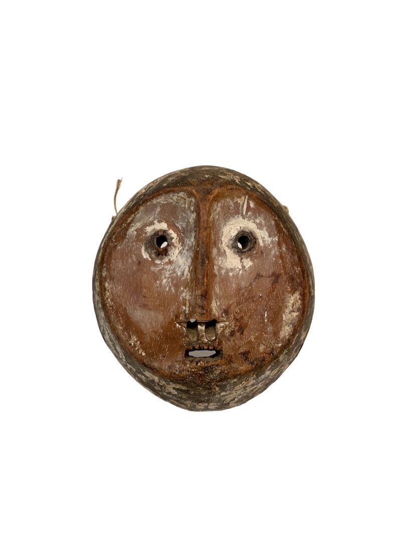 Null 刚果民主共和国
Lega型面具
几乎呈圆形，直鼻下有小锯齿状嘴，管状眼睛
中等硬度的木材，颜料
H.21.5 cm. 8.50 in.