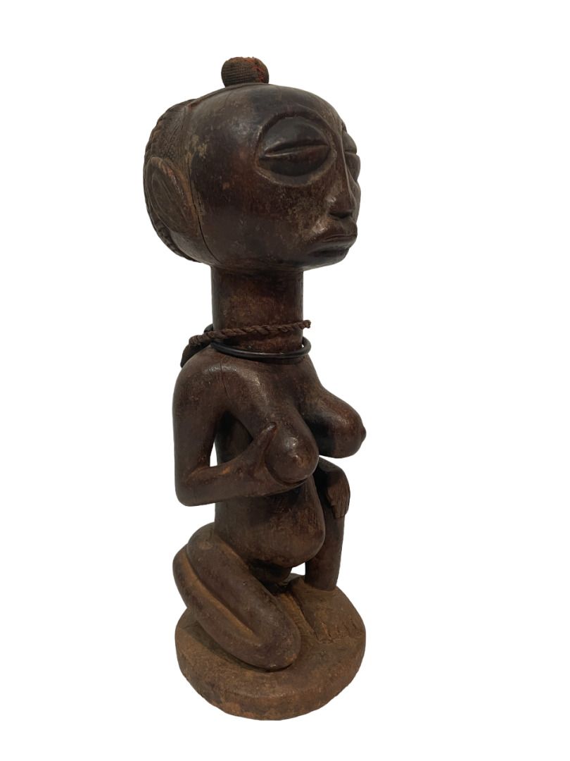 Null 刚果民主共和国 
刚果民主共和国型雕像
圆形女像，头顶和颈部模仿传统罪名
木质，带褐色铜锈，织物
H.36.5厘米。14英寸