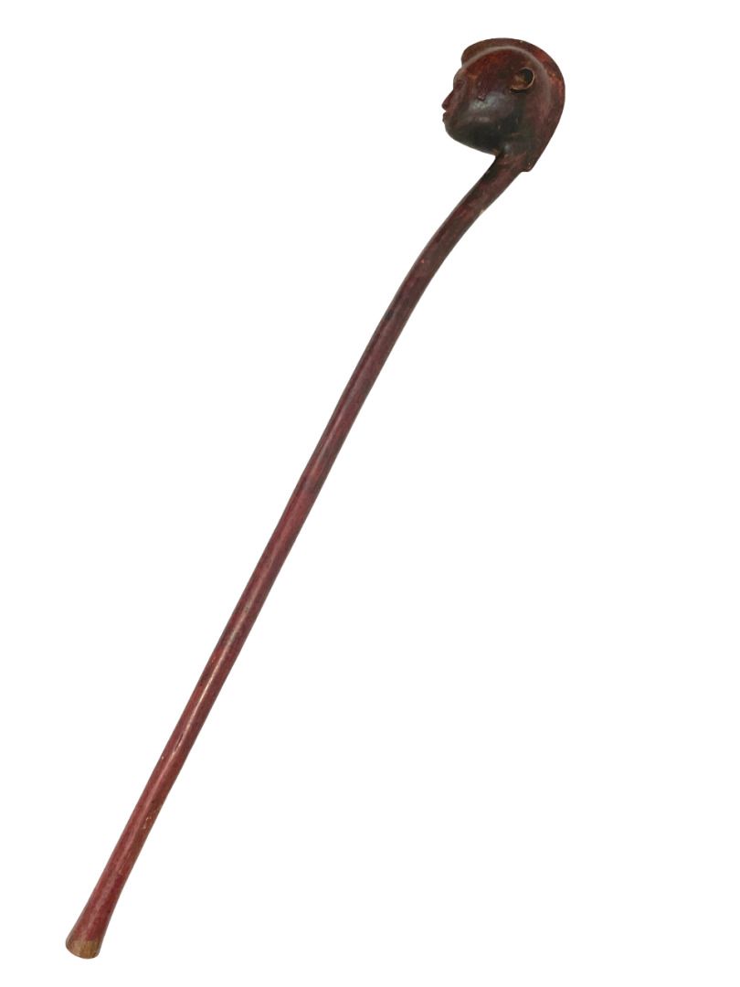Null 非洲 
东非型权杖
略微弯曲的杆子上有一个精雕细琢的圆头，脸部的细节做得很细致，头饰由矢状的徽章构成。
硬木，有黑褐色铜锈，红色颜料
长：81厘米。3&hellip;