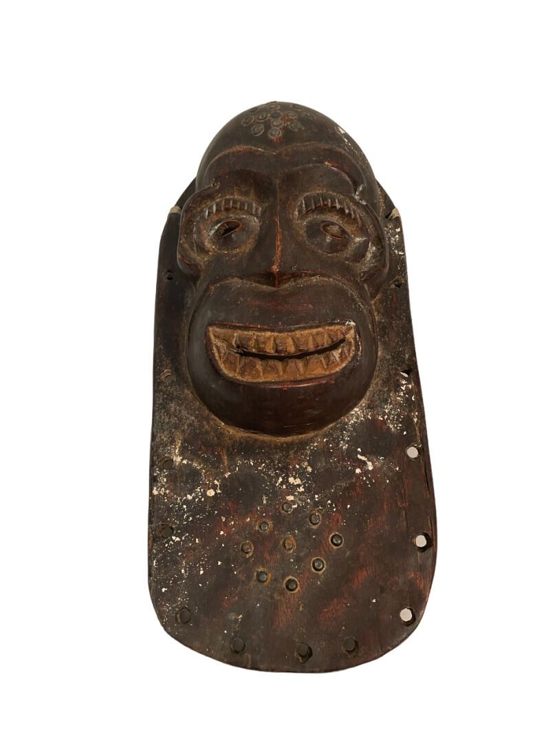 Null 非洲 
部落灵感的雕刻板
雕刻有高浮雕的脸
木质，有棕色的古铜色，装饰用钉子
长：44厘米。17.35英寸
