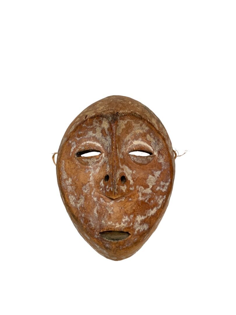 Null 刚果民主共和国
Lega型面具
脸部有图案化的特征，眼睛、鼻孔和嘴被刺穿
中等硬度木材，颜料
H.24 cm. 9.45 in.