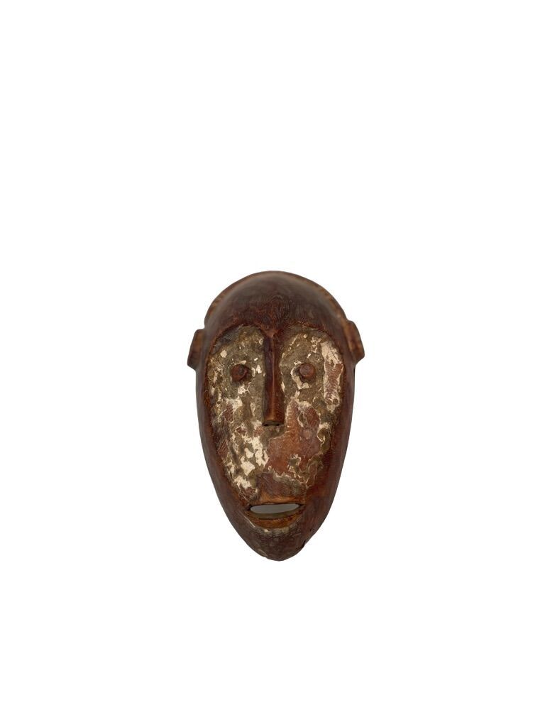 Null 非洲 
非洲类型的面具
心形脸，高额头下有点状眼睛
木质，有棕色铜锈，颜料
H.21 cm. 8.50 in.