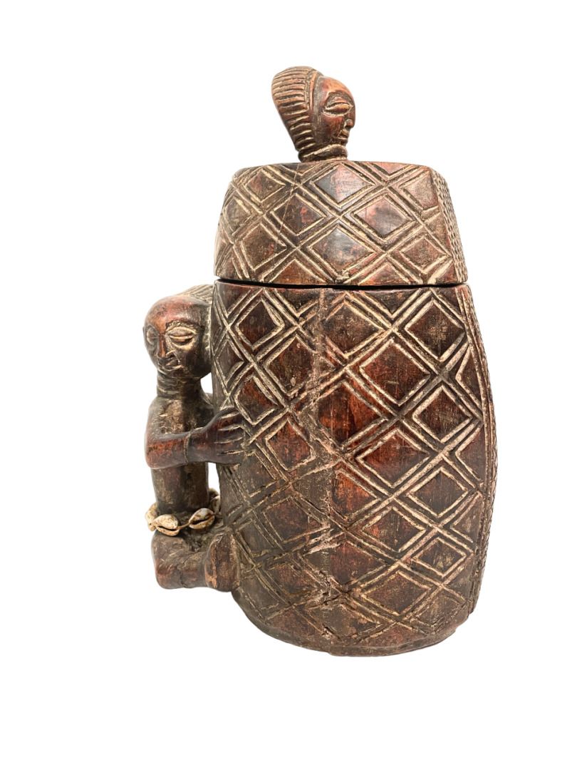 Null 刚果民主共和国 
库巴型盒子
大盒子，有一个用手和脚拿着容器的雕像，盖子上有一个头像的装饰
木质，有红色阴影的棕色铜锈，颜料，牛角石，事故
H.35厘&hellip;