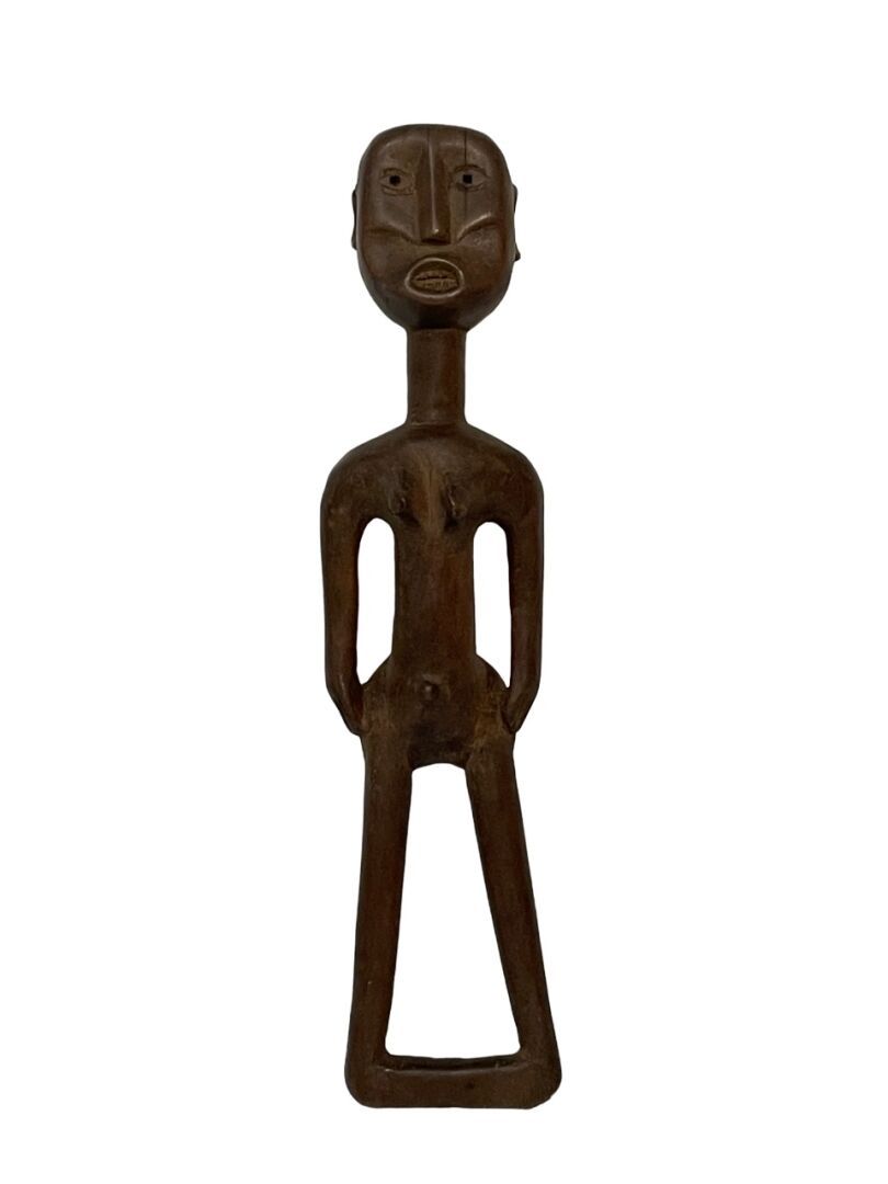 Null 非洲 
东非型雕像
表情丰富的脸刻在伸展的脖子上，长长的身体，腿融化在一个狭窄的底座上
硬木，有棕色铜锈
H.32厘米。12.6英寸
