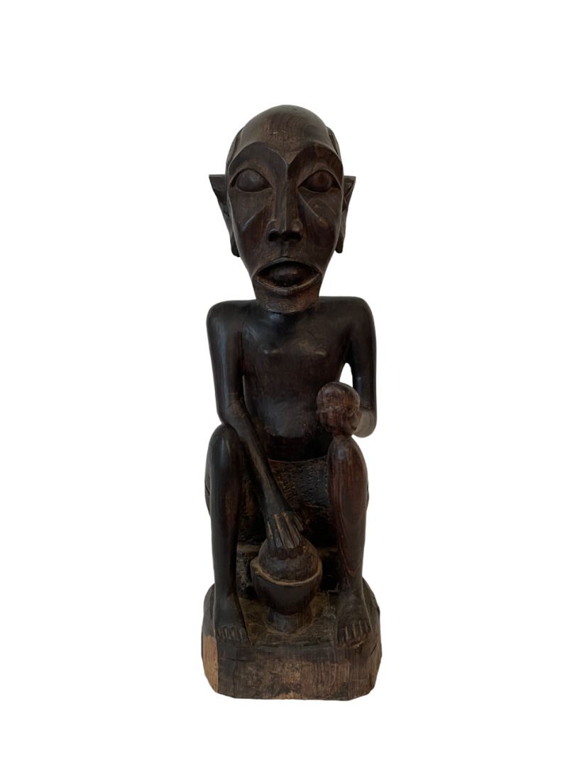 Null 非洲 
非洲类型的雕塑
坐着的人物。当代创作
带有黑色铜锈的木材（乌木？）
H.46.5厘米。18.15英寸。