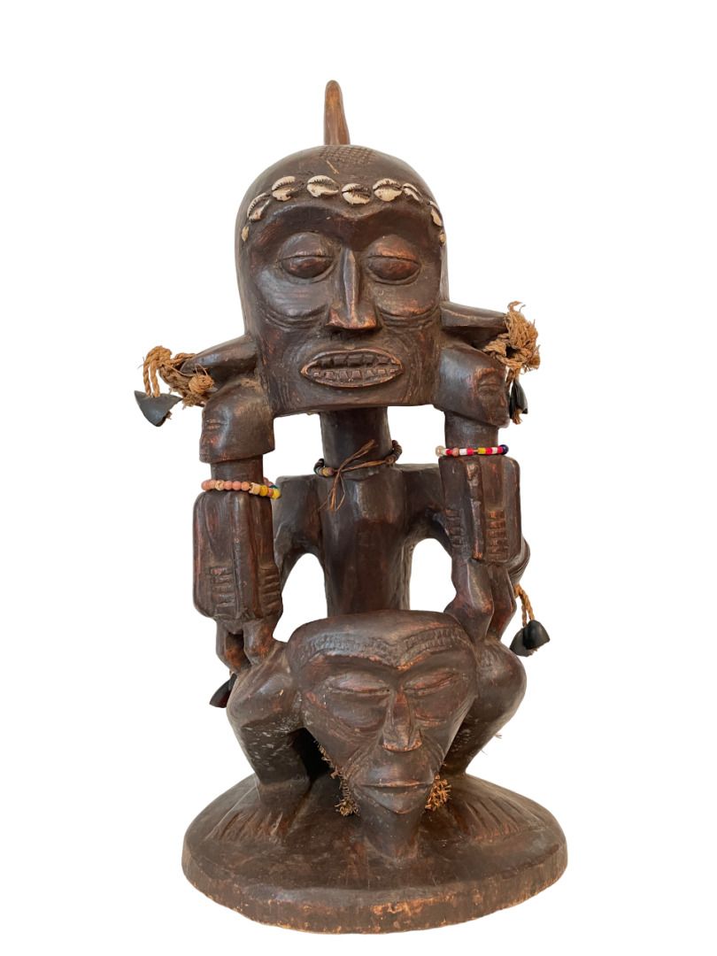 Null 非洲 
部落灵感的雕像
跪在地上的人物，两手各持一具遗像，两膝之间夹着一张较大的脸。
带有棕色铜锈的木头，海螺壳，珠子，植物纤维，种子
H.49厘米。&hellip;