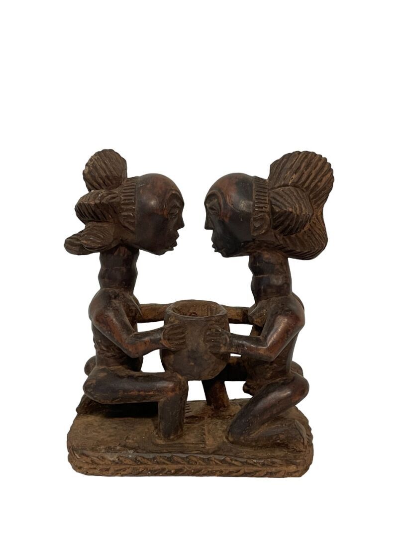 Null 刚果民主共和国
库巴族的持杯人
雕刻着两个面对面跪着的人物，一起拿着一个杯子
木质，带有棕色的铜锈
尺寸：32 x 17厘米。12,6 x 6,7 i&hellip;