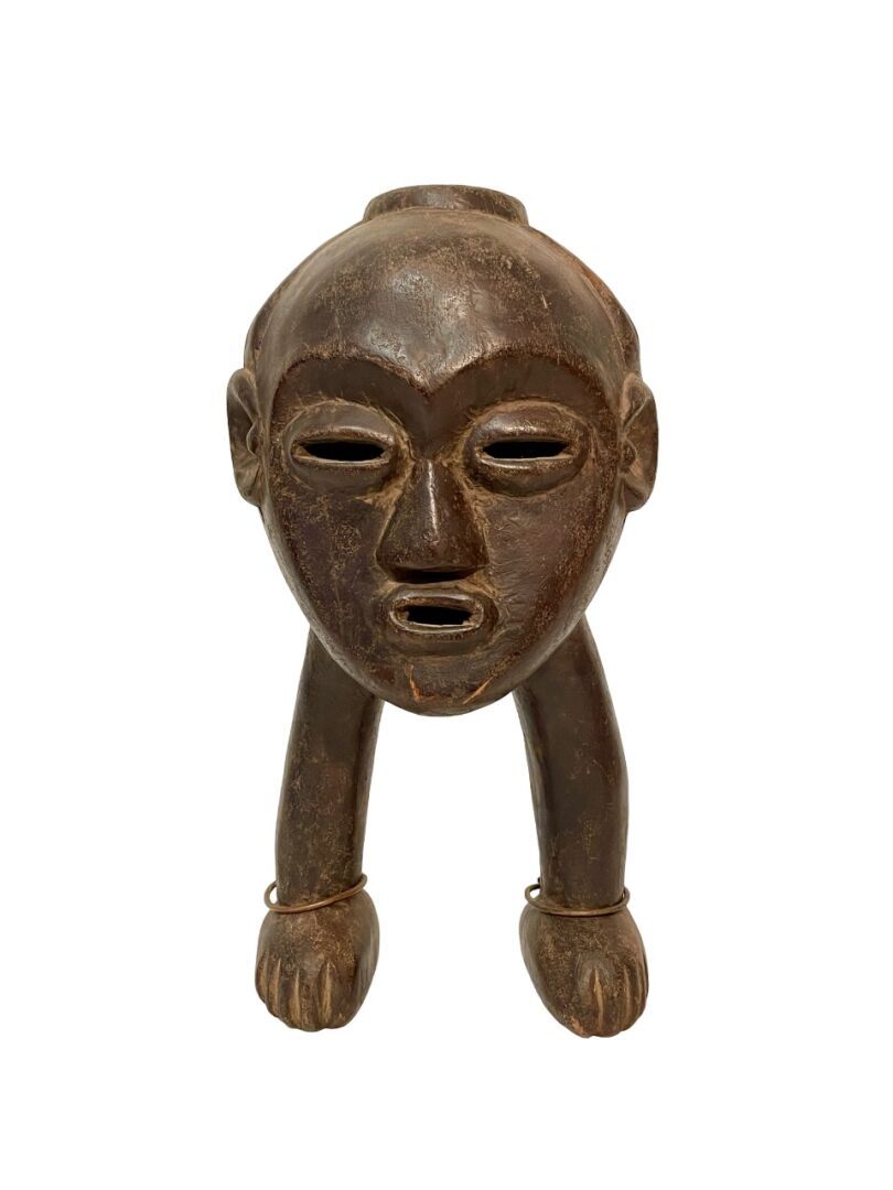 Null 刚果民主共和国
Lega型雕像
圆形的大脸，刻在示意图的腿上
木质，带褐色铜锈，金属
H.40.5厘米。16英寸