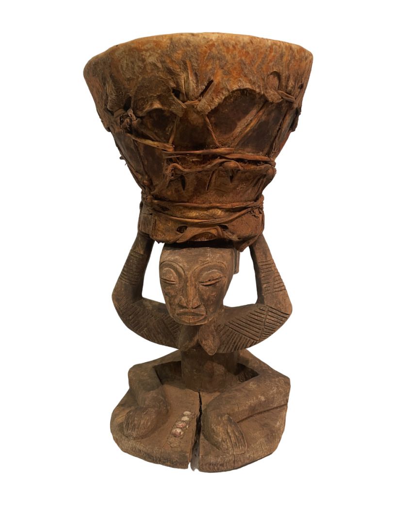 Null 刚果民主共和国
库巴型鼓 
卡里亚蒂德
带浅色铜锈的木头，皮肤，皮革，贝壳
H.43厘米。17英寸