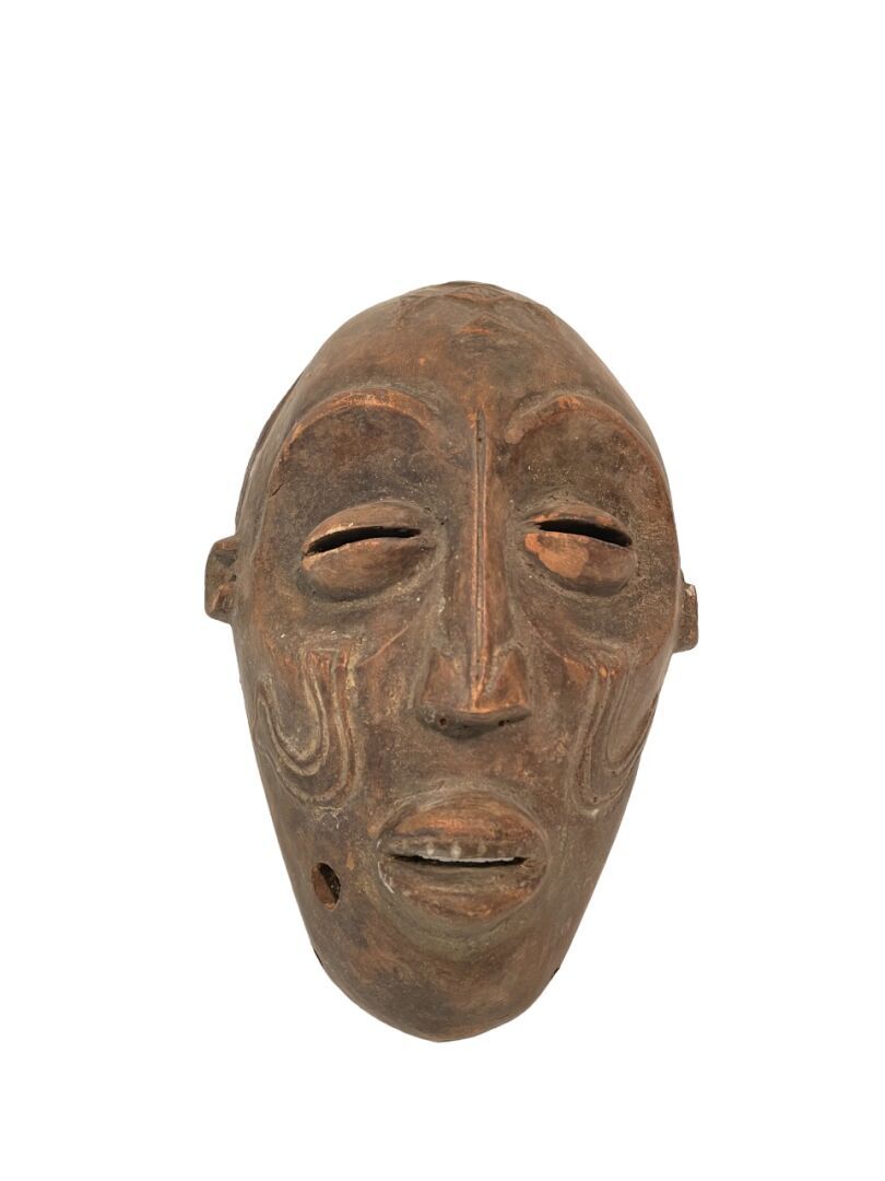 Null 安戈拉 
Tshokwe型面具，额头上有传统的Tshokwe图案
木质，有棕色铜锈
H.26厘米。10.25 in.