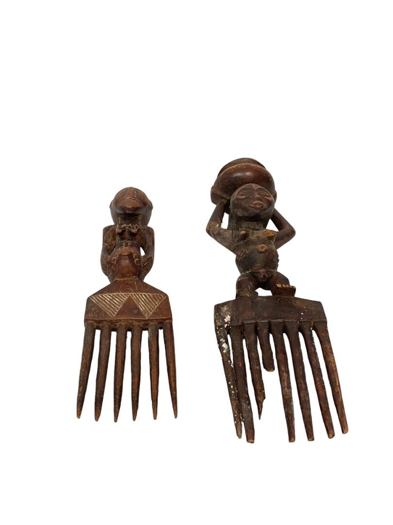 Null 刚果民主共和国
一套两把梳子，一把是塔布瓦型，另一把是库巴型
一个和另一个上面有女性雕像 
木质，有棕色铜锈
H.20和24厘米，8和9.50英寸。
