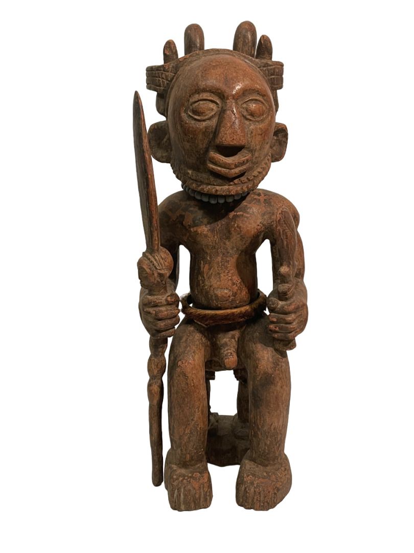 Null 刚果民主共和国
Hemba型雕像，刚果民主共和国
代表一个坐着的男性形象，手持礼服
木质，有棕色铜锈，毛皮，珠子
H.60.5厘米。23.70 in.