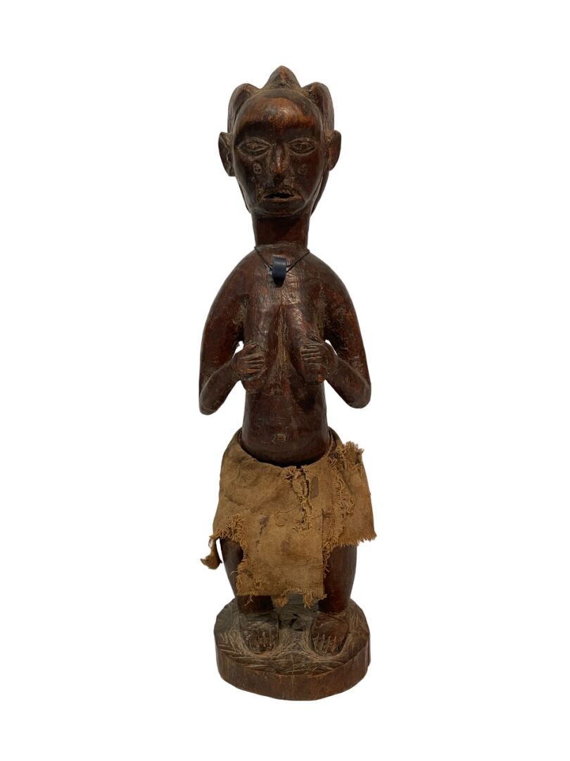 Null 非洲
非洲型塑像
女性站立，双手放在胸前，头部覆盖着一连串厚重的镶边锁扣
带棕色铜锈的木头，当地布料，珍珠
H.36厘米。14.20 in.
