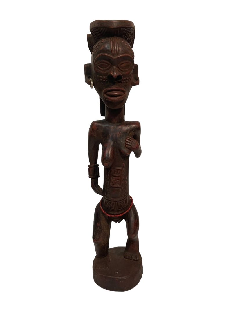 Null 非洲 
非洲型雕像
女像在脚下，腹部有疤痕
木质，有红色阴影的棕色铜锈，珠子
H.46.5厘米。18.20 in.