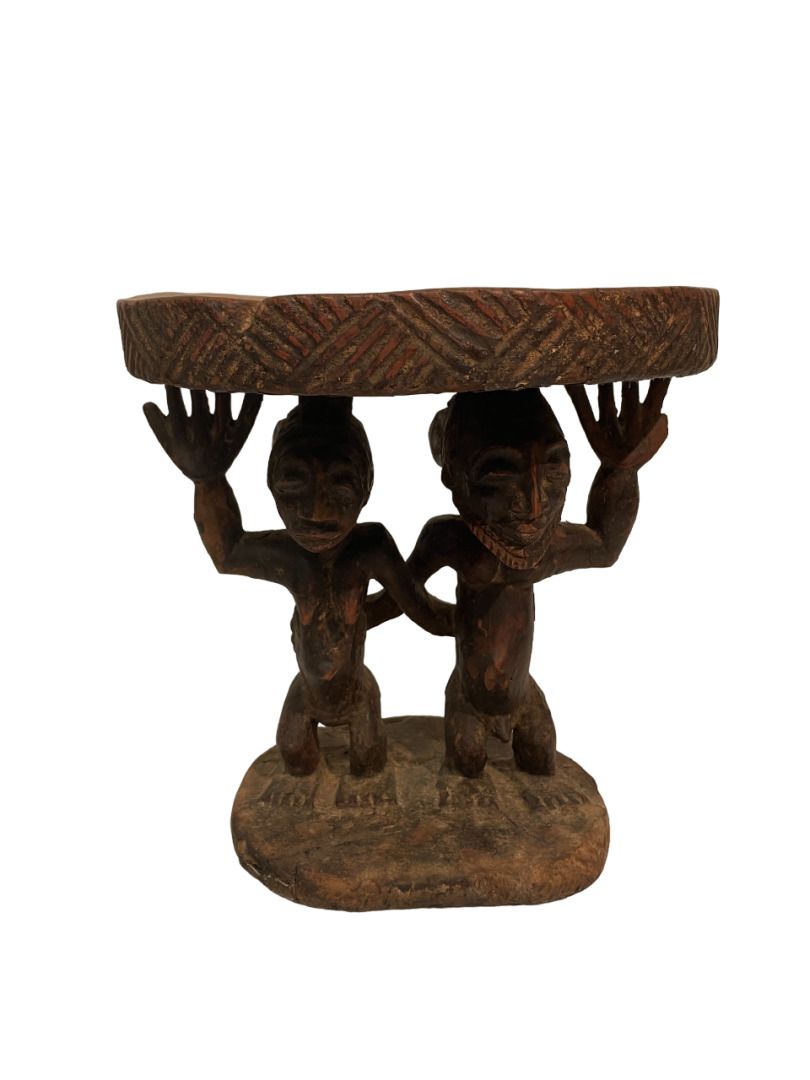 Null 刚果民主共和国 
库巴类型的卡里蒂德座椅
座椅上刻有两个并排的雕像，其中两只手支撑着座椅
木质，有黑褐色的斑纹
H.28.5厘米。11.05 in.