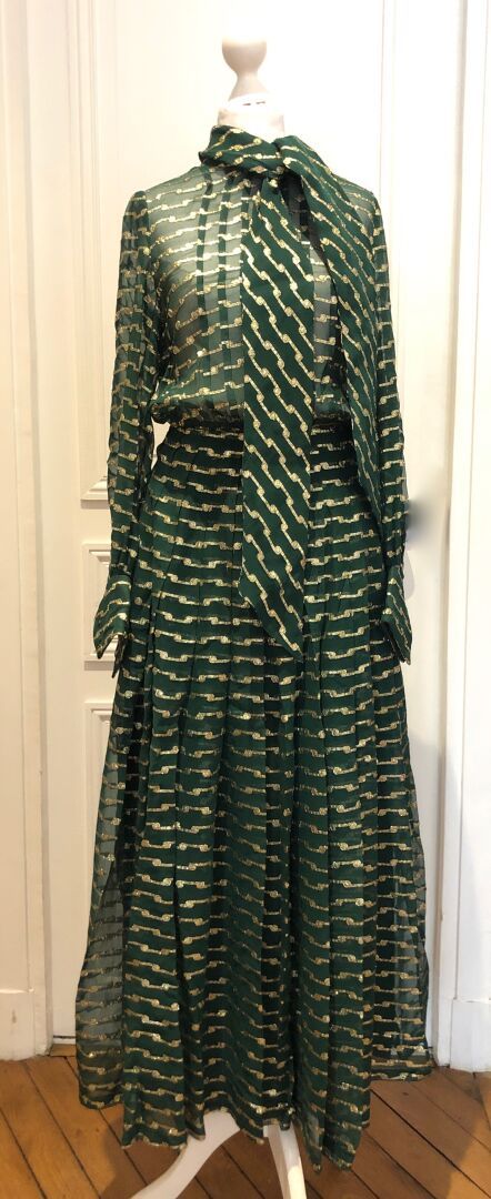 Null 皮埃尔-巴尔曼（PIERRE BALMAIN 
杉木绿色长裙，饰有金色浮雕，长袖由两颗纽扣封口，拉瓦里尔领，后背由八颗纽扣封口，裙摆有衬里。 
T.推&hellip;