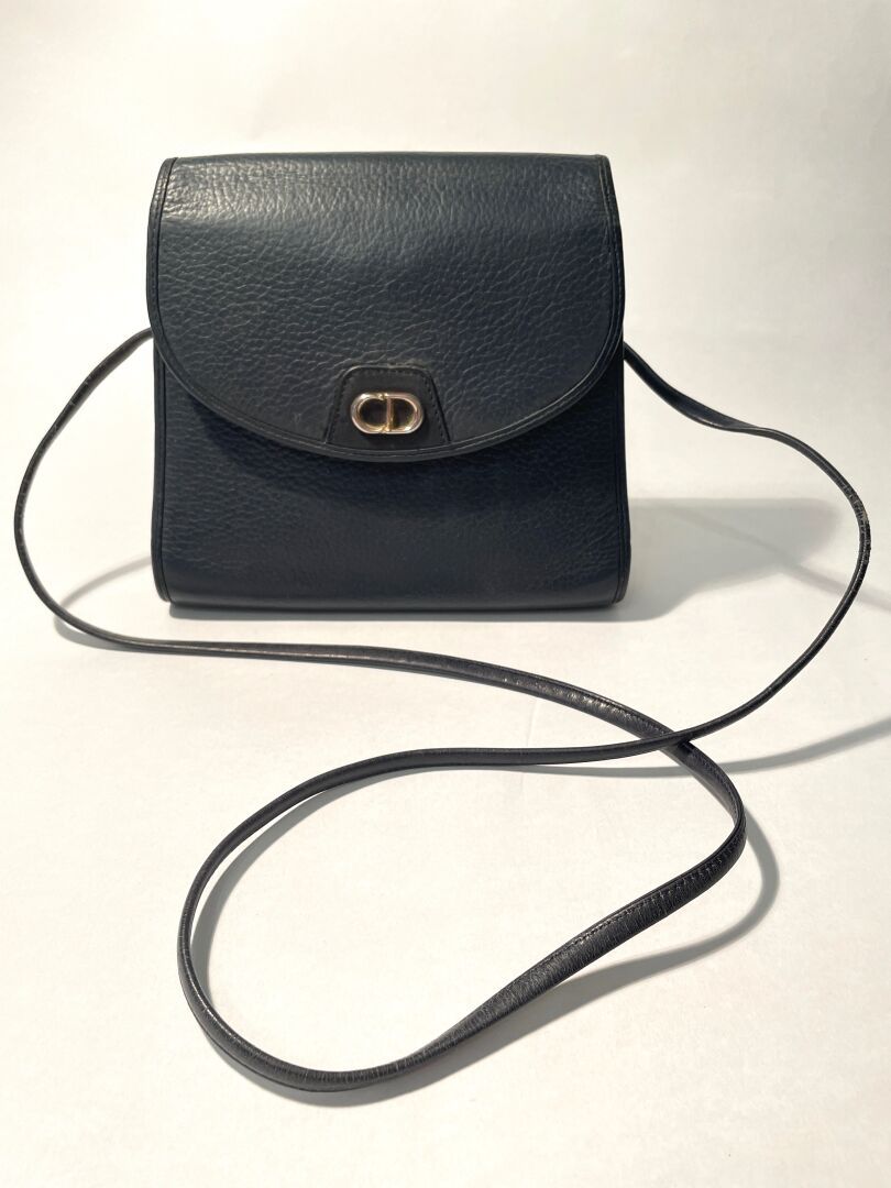Null CHRISTIAN DIOR Vintage
Small black grained leather envelope bag, magnetic c&hellip;