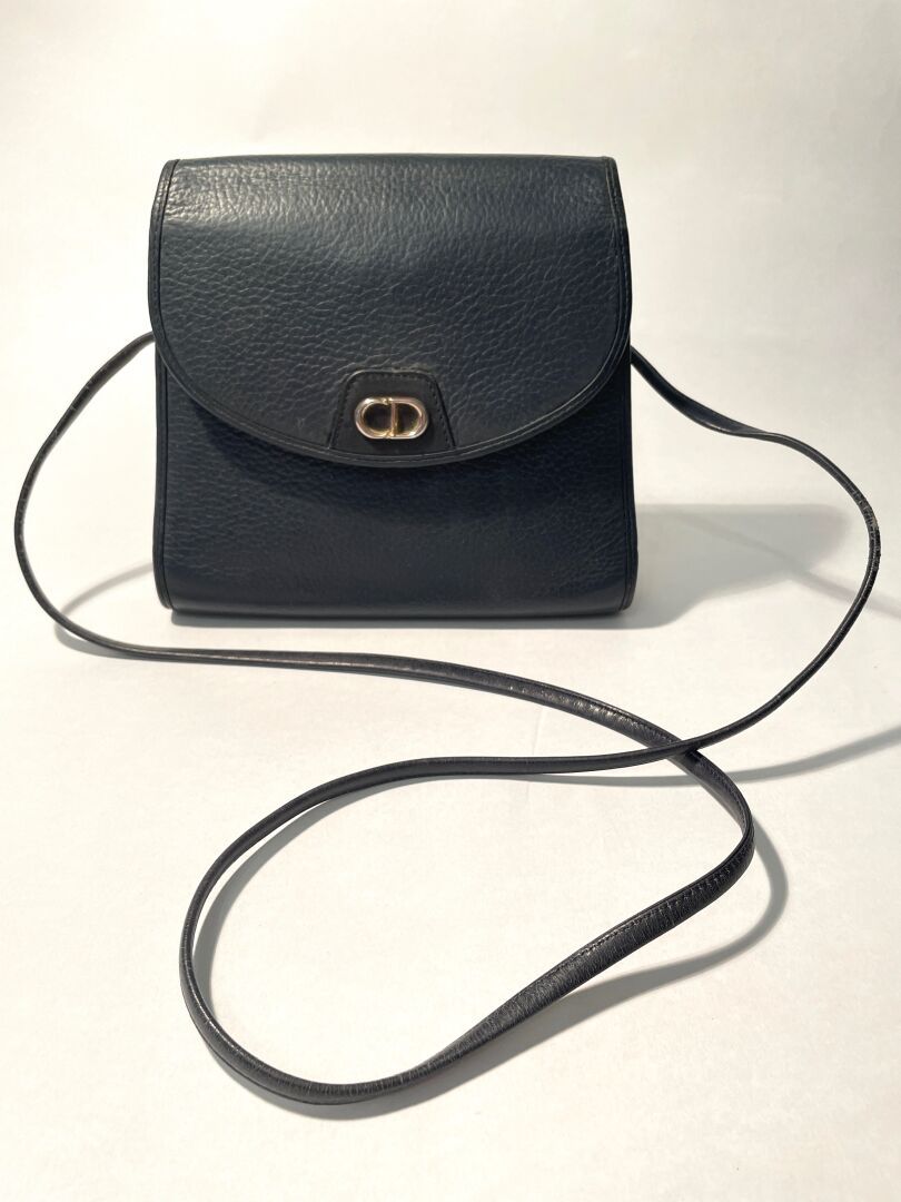 Null CHRISTIAN DIOR Vintage
Piccola borsa a busta in pelle martellata nera, chiu&hellip;